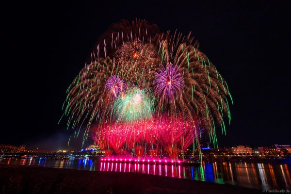 Buntes Höhenfeuerwerk der Kölner Lichter 2026 mit Kölner Dom