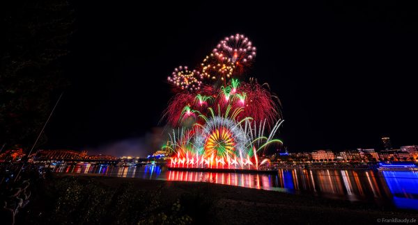 Buntes Höhenfeuerwerk der Kölner Lichter 2026 mit Kölner Dom