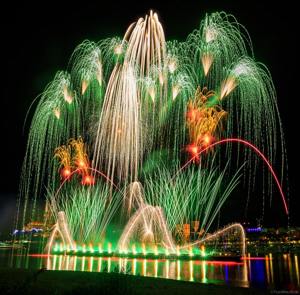 Buntes Höhenfeuerwerk der Kölner Lichter 2026 mit Kölner Dom