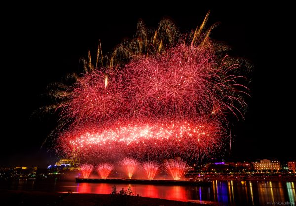 Feuerwerk der Kölner Lichter 2026 über dem Rhein vor dem Kölner Dom