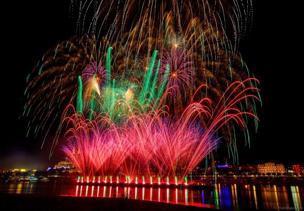 Feuerwerk der Kölner Lichter 2026 über dem Rhein vor dem Kölner Dom