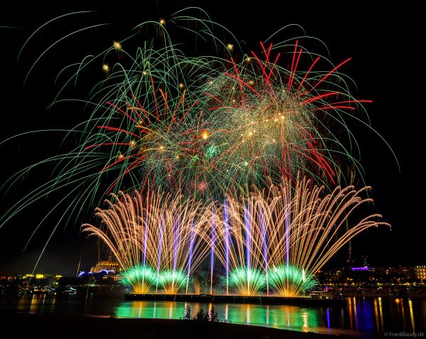 Feuerwerk der Kölner Lichter 2026 über dem Rhein vor dem Kölner Dom