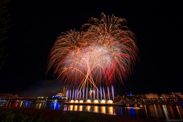 Buntes Höhenfeuerwerk der Kölner Lichter 2026 mit Kölner Dom