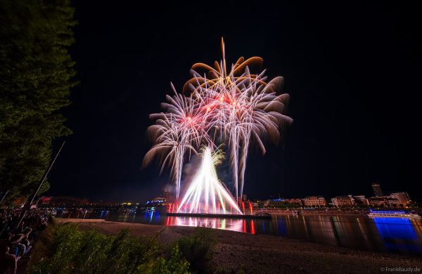 Kölner Lichter 2026: Feuerwerk und beleuchteter Kölner Dom am Rhein
