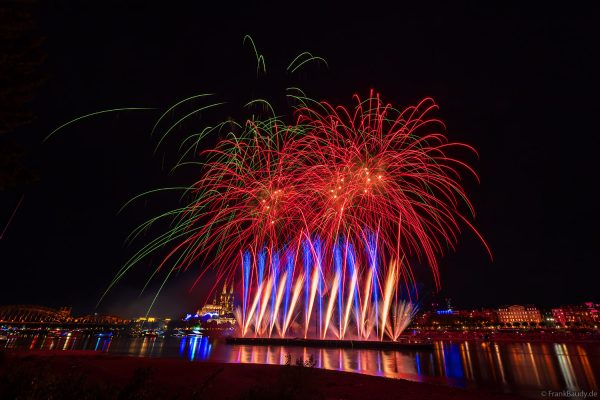 Kölner Lichter 2026: Feuerwerk und beleuchteter Kölner Dom am Rhein