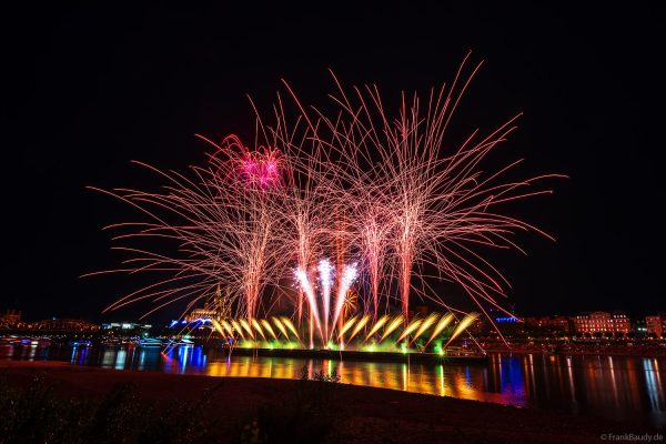 Kölner Lichter 2026: Feuerwerk und beleuchteter Kölner Dom am Rhein
