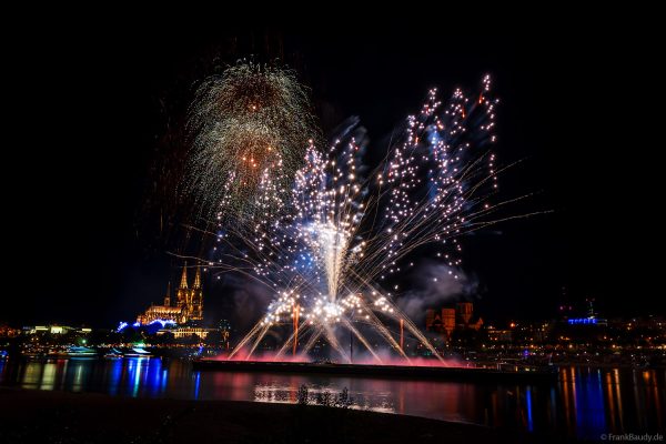 Feuerwerk der Kölner Lichter 2026 von einem Schiff auf dem Rhein