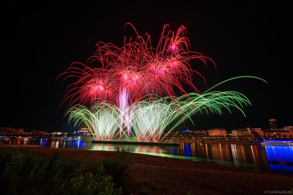 Feuerwerk der Kölner Lichter 2026 von einem Schiff auf dem Rhein