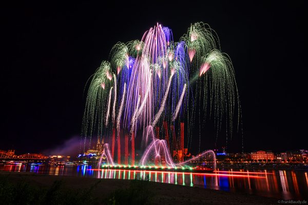 Feuerwerk der Kölner Lichter 2026 von einem Schiff auf dem Rhein