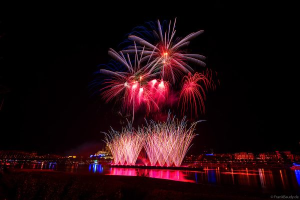 Feuerwerk der Kölner Lichter 2026 von einem Schiff auf dem Rhein