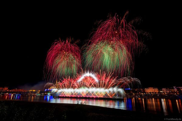Feuerwerk der Kölner Lichter 2026 von einem Schiff auf dem Rhein