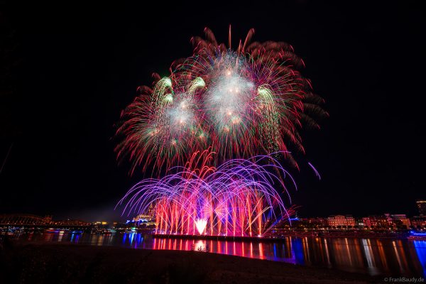 Die Kölner Lichter mit dem farbenprächtiges Feuerwerk 