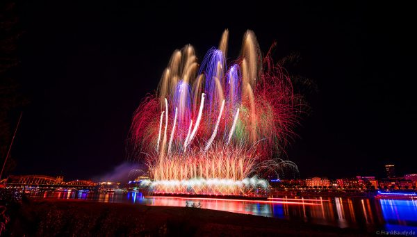 Farbenprächtiges Feuerwerk über dem Rhein mit der Kölner Skyline
