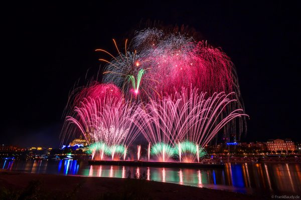 Farbenprächtiges Feuerwerk über dem Rhein mit der Kölner Skyline