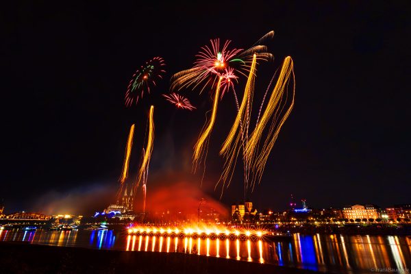Farbenprächtiges Feuerwerk über dem Rhein mit der Kölner Skyline