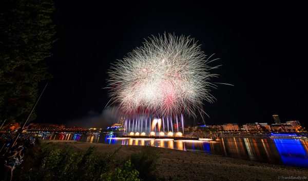 Farbenprächtiges Feuerwerk über dem Rhein mit der Kölner Skyline