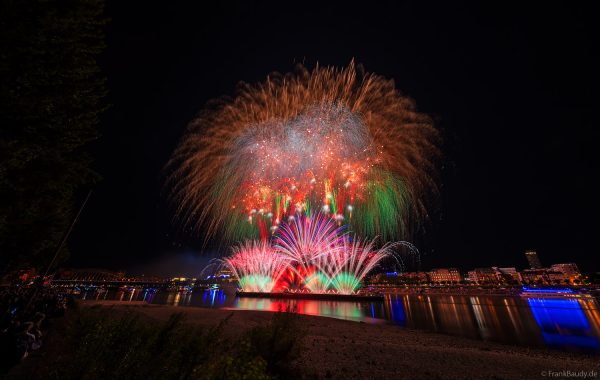 Farbenprächtiges Feuerwerk über dem Rhein mit der Kölner Skyline
