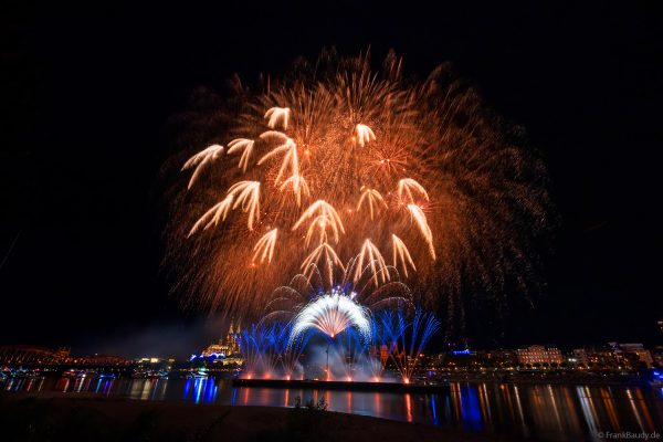 Feuerwerk über dem Rhein bei den Kölner Lichtern 2026