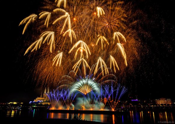 Feuerwerk über dem Rhein bei den Kölner Lichtern 2026