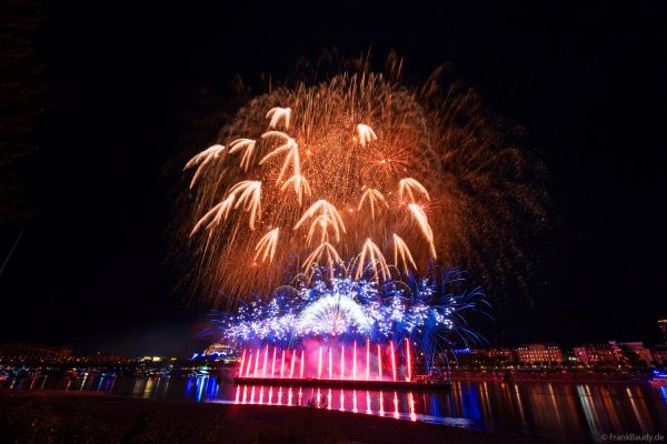 Feuerwerk über dem Rhein bei den Kölner Lichtern 2026