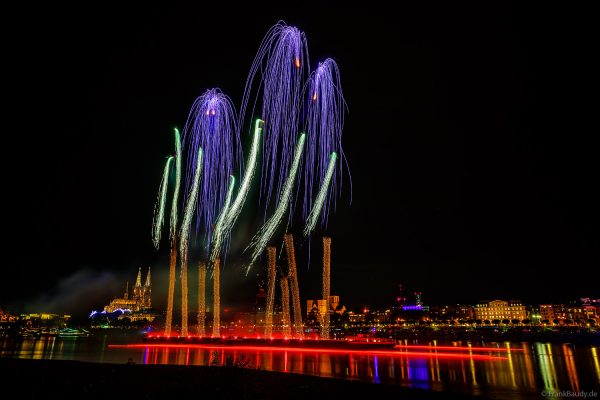 Feuerwerk über dem Rhein bei den Kölner Lichtern 2026