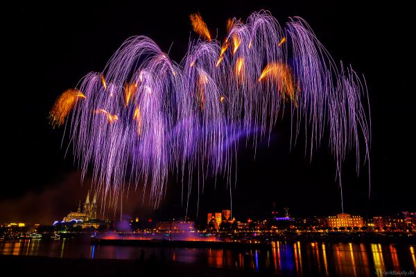 Feuerwerk über dem Rhein bei den Kölner Lichtern 2026