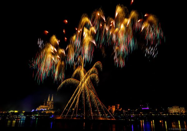 Feuerwerk über dem Rhein bei den Kölner Lichtern 2026