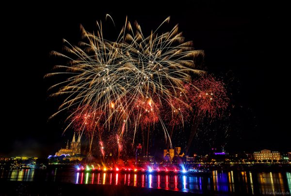 Feuerwerk über dem Rhein bei den Kölner Lichtern 2026
