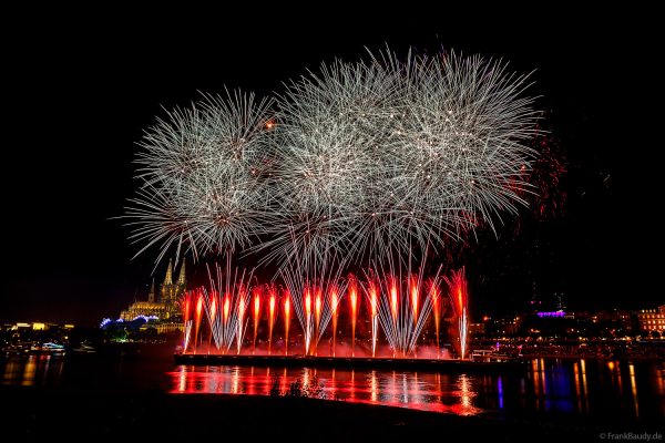 Kölner Lichter 2026 mit Feuerwerk über dem Rhein und Kölner Dom im Hintergrund