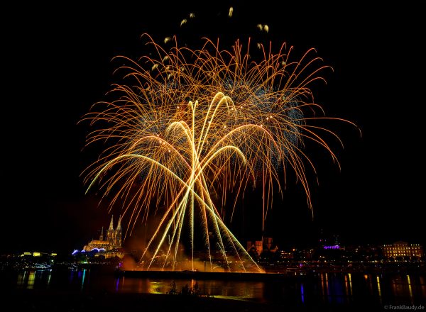 Kölner Lichter 2026 mit Feuerwerk über dem Rhein und Kölner Dom im Hintergrund