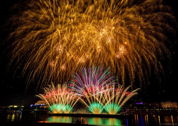 Kölner Lichter 2026 mit Feuerwerk über dem Rhein und Kölner Dom im Hintergrund