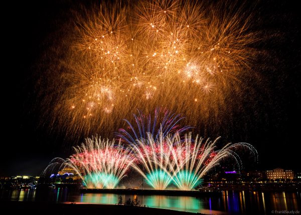 Kölner Lichter 2026 mit Feuerwerk über dem Rhein und Kölner Dom im Hintergrund