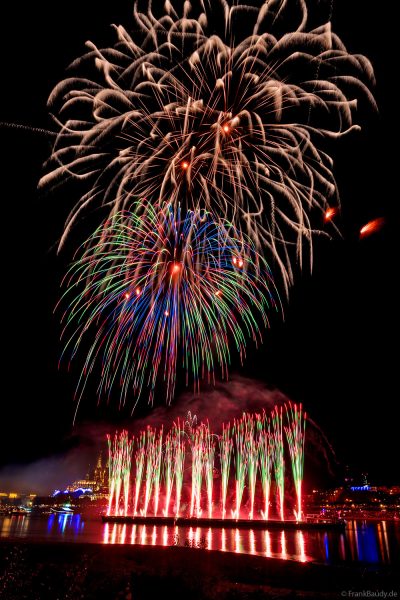 Kölner Lichter 2026 mit Feuerwerk über dem Rhein und Kölner Dom im Hintergrund