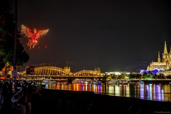 Phönix aus mehr als 500 Drohnen über dem Rhein bei den Kölner Lichtern