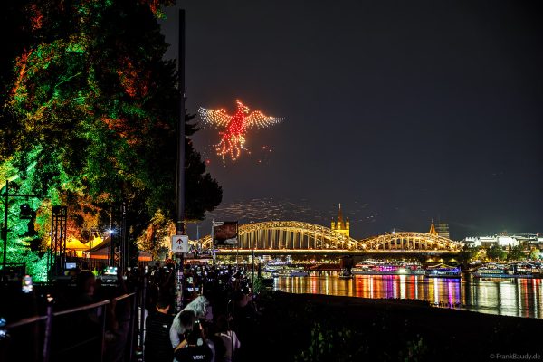 Phönix aus mehr als 500 Drohnen über dem Rhein bei den Kölner Lichtern
