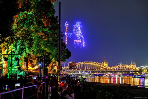 Zauberer aus Drohnen über dem Rhein bei der Premiere der Kölner Lichter 2026