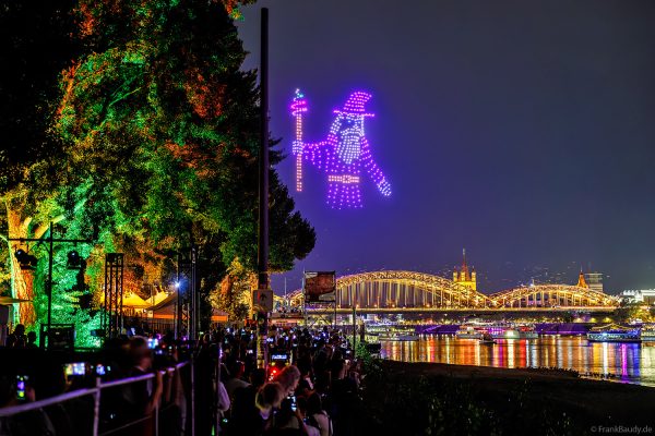 Zauberer aus Drohnen über dem Rhein bei der Premiere der Kölner Lichter 2026