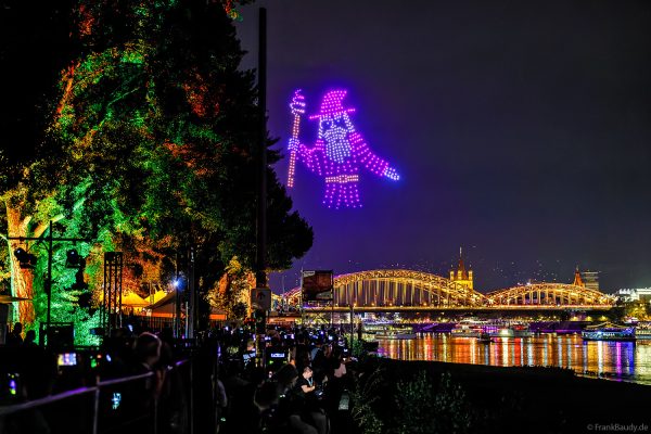 Drohnen formen einen Zauberer über dem Rhein bei den Kölner Lichtern