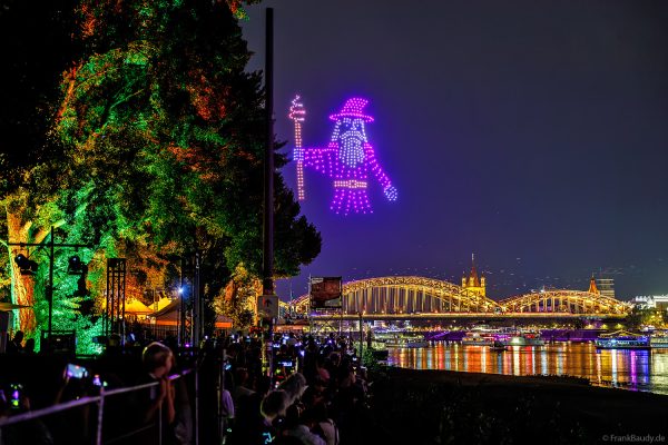 Drohnen formen einen Zauberer über dem Rhein bei den Kölner Lichtern