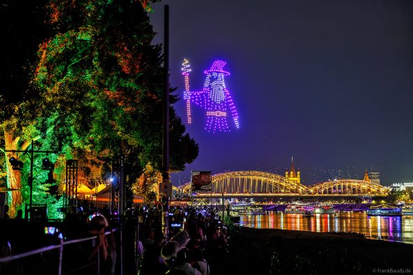 Drohnen formen einen Zauberer über dem Rhein bei den Kölner Lichtern