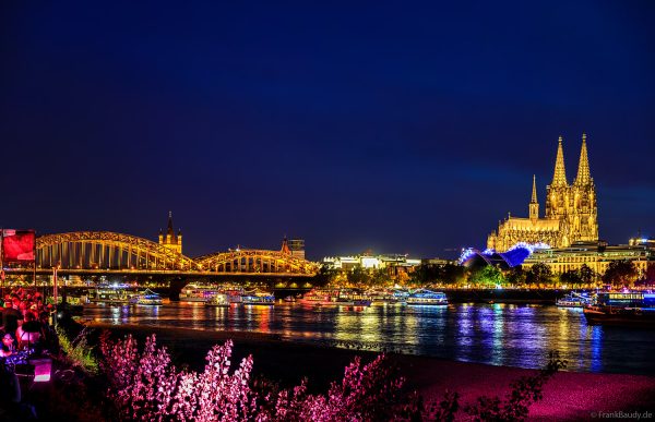Schiffskonvoi vor dem Dom bei den Kölner Lichter 2026
