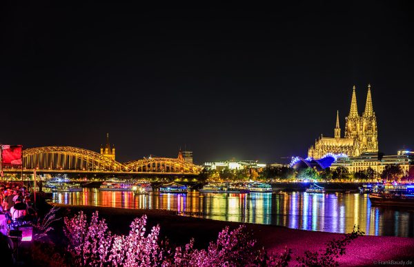 Schiffskonvoi vor dem Dom bei den Kölner Lichter 2026