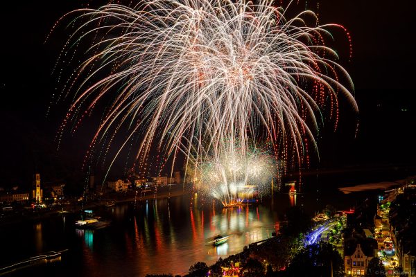 Feuerwerk über dem Rhein bei St. Goar und St. Goarshausen