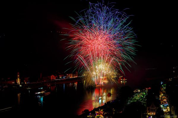 Feuerwerk über dem Rhein bei St. Goar und St. Goarshausen