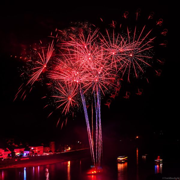 Feuerwerk über dem Rhein bei St. Goar und St. Goarshausen