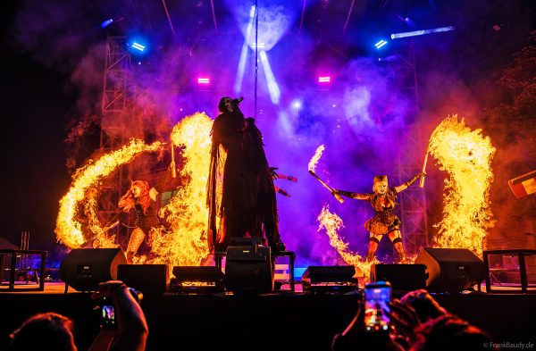 Cadaverous Black und The Fuel Girls mit feuriger Show bei TRAUMATICA 2026