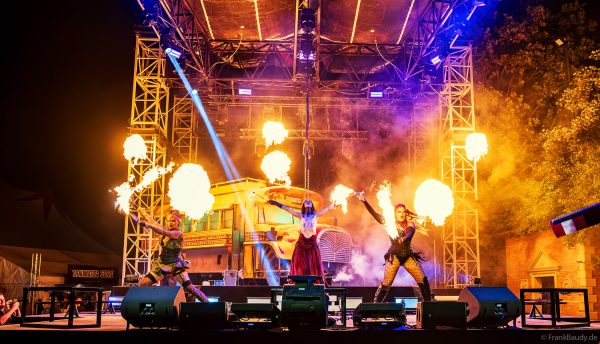 Cadaverous Black und The Fuel Girls mit feuriger Show bei TRAUMATICA 2026
