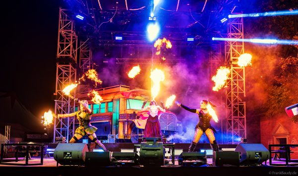 Cadaverous Black und The Fuel Girls mit feuriger Show bei TRAUMATICA 2026