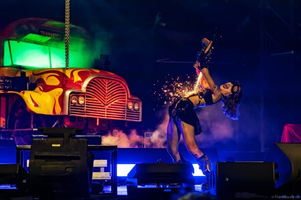 Body-Warm-up mit Funkenregen bei Rotten Needles auf TRAUMATICA 2026