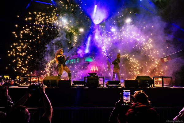 The Fuel Girls mit einer spektakulären Funkenpyroperformance - Traumatica 2026